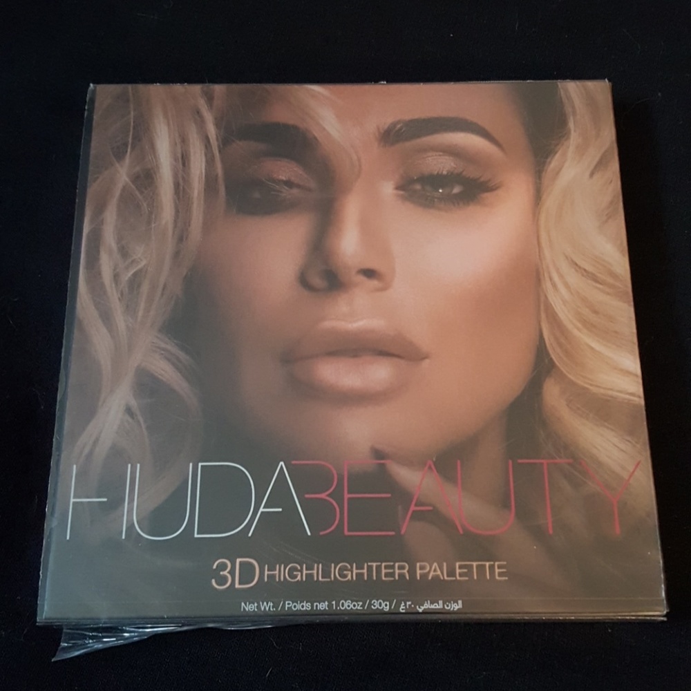Huda Beauty 3D highlighter palette